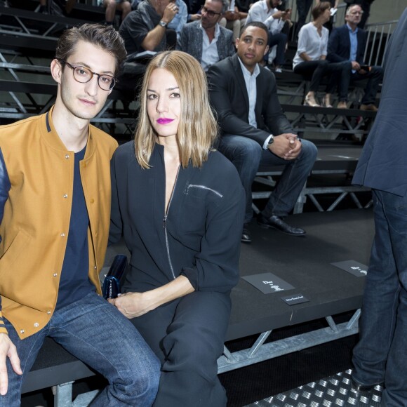 Pierre Niney et sa compagne Natasha Andrews au défilé Dior Homme prêt-à-porter masculin printemps-été 2017 au Tennis Club de Paris, le 25 juin 2016. © Olivier Borde/Bestimage