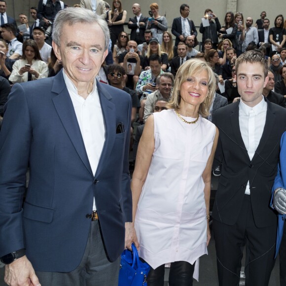 Bernard Arnault et sa femme Hélène, Robert Pattinson et Karl Lagerfeld au défilé Dior Homme prêt-à-porter masculin printemps-été 2017 au Tennis Club de Paris, le 25 juin 2016. © Olivier Borde/Bestimage