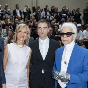 Bernard Arnault et sa femme Hélène, Robert Pattinson et Karl Lagerfeld au défilé Dior Homme prêt-à-porter masculin printemps-été 2017 au Tennis Club de Paris, le 25 juin 2016. © Olivier Borde/Bestimage