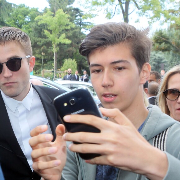 Robert Pattinson au défilé Dior Homme prêt-à-porter masculin printemps-été 2017 au Tennis Club de Paris, le 25 juin 2016. © CVS / Veeren / Bestimage