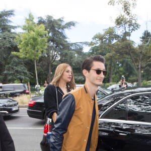 Pierre Niney et sa compagne Natasha Andrews au défilé Dior Homme prêt-à-porter masculin printemps-été 2017 au Tennis Club de Paris, le 25 juin 2016.
