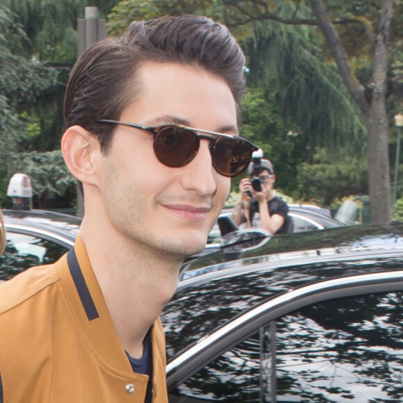 Pierre Niney et sa compagne Natasha Andrews au défilé Dior Homme prêt-à-porter masculin printemps-été 2017 au Tennis Club de Paris, le 25 juin 2016.