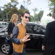 Pierre Niney et sa compagne Natasha Andrews au défilé Dior Homme prêt-à-porter masculin printemps-été 2017 au Tennis Club de Paris, le 25 juin 2016.