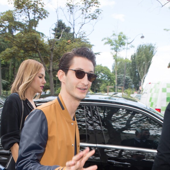 Pierre Niney et sa compagne Natasha Andrews au défilé Dior Homme prêt-à-porter masculin printemps-été 2017 au Tennis Club de Paris, le 25 juin 2016.