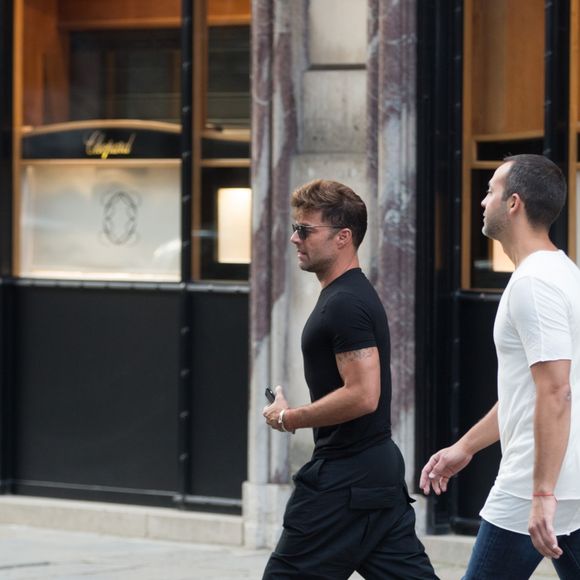 Ricky Martin et son compagnon Jwan Yosef sortent déjeuner au Costes à Paris le 25 juin 2016.