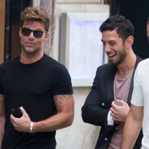 Ricky Martin et son compagnon Jwan Yosef sortent déjeuner au Costes à Paris le 25 juin 2016.