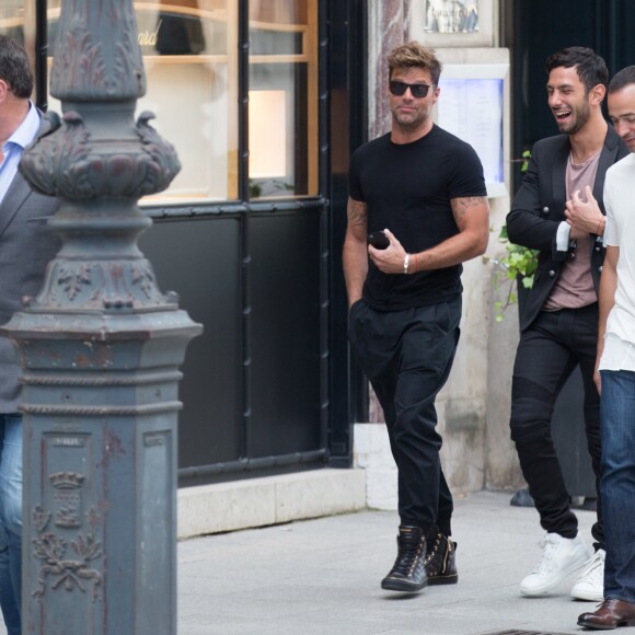 Ricky Martin et son compagnon Jwan Yosef sortent déjeuner au Costes à Paris le 25 juin 2016.