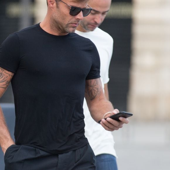 Ricky Martin et son compagnon Jwan Yosef sortent déjeuner au Costes à Paris le 25 juin 2016.