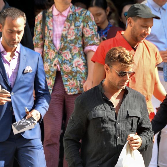Ricky Martin et son compagnon Jwan Yosef au défilé de mode Balmain Hommes printemps-été 2017 à l'hôtel Potoki à Paris, le 25 juin 2016.