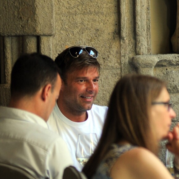 Ricky Martin et son petit ami Jwan Yosef déjeunent avec des amis au restaurant "Il Salumaio di Montenapoleone" à Milan, le 20 juin 2016.