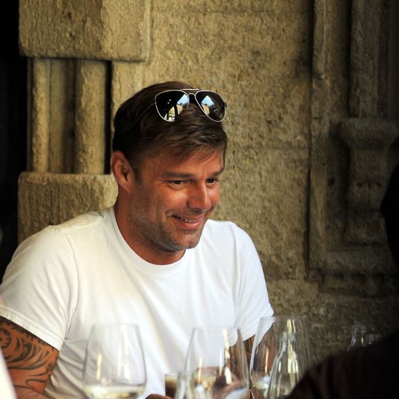 Ricky Martin et son petit ami Jwan Yosef déjeunent avec des amis au restaurant "Il Salumaio di Montenapoleone" à Milan, le 20 juin 2016.