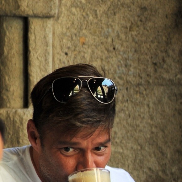 Ricky Martin et son petit ami Jwan Yosef déjeunent avec des amis au restaurant "Il Salumaio di Montenapoleone" à Milan, le 20 juin 2016.