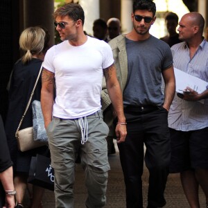 Ricky Martin et son petit ami Jwan Yosef déjeunent avec des amis au restaurant "Il Salumaio di Montenapoleone" à Milan, le 20 juin 2016.