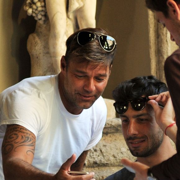 Ricky Martin et son petit ami Jwan Yosef déjeunent avec des amis au restaurant "Il Salumaio di Montenapoleone" à Milan, le 20 juin 2016.