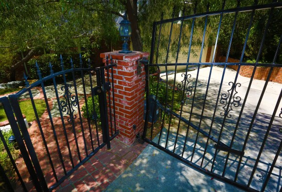 Endroit où Anton Yelchin a trouvé la mort devant son domicile à Los Angeles, le 19 juin 2016.