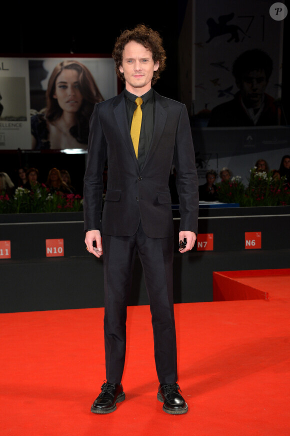 Anton Yelchin - Tapis rouge du film "Burying the Ex" lors du 71ème festival international du film de Venise, le 4 septembre 2014.