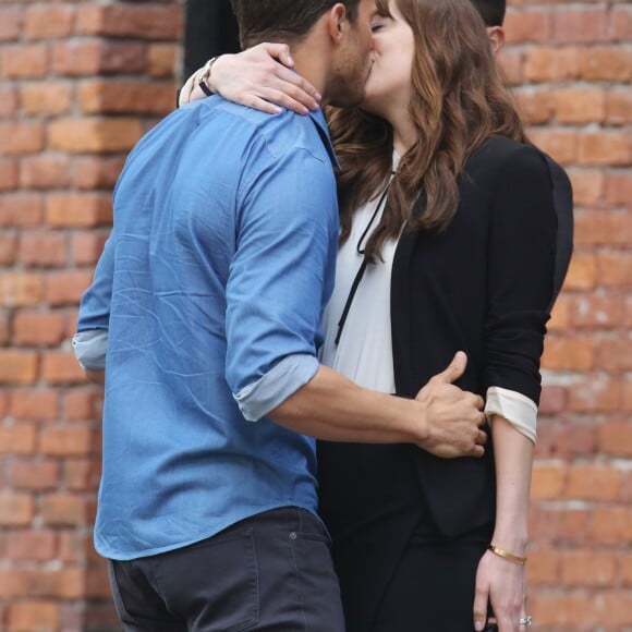 Exclusif - Jamie Dornan et Dakota Johnson s'embrassent sur le tournage de "Cinquante nuances plus sombres" à Vancouver, le 20 juin 2016.