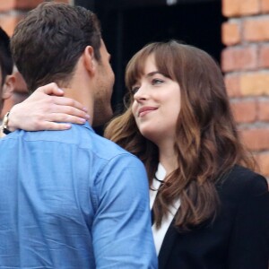 Exclusif - Jamie Dornan et Dakota Johnson complices pour un baiser sur le tournage de "Cinquante nuances plus sombres" à Vancouver, le 20 juin 2016.