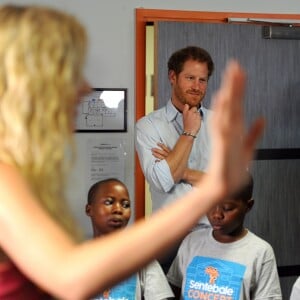 Le prince Harry et Joss Stone assistent aux répétitions des enfants du Basotho Youth Choir à Croydon le 27 juin 2016.