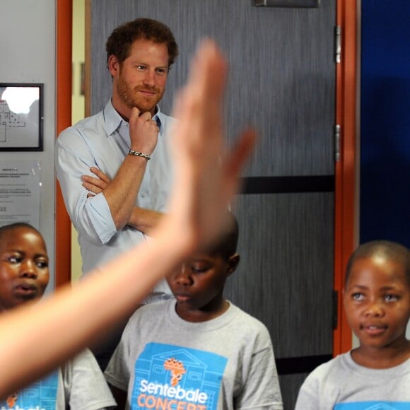 Le prince Harry et Joss Stone assistent aux répétitions des enfants du Basotho Youth Choir à Croydon le 27 juin 2016.