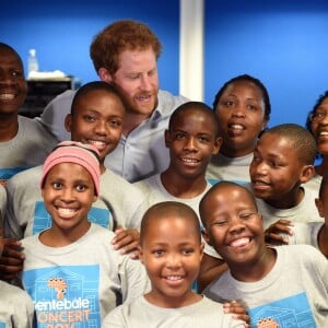 Le prince Harry et Joss Stone assistent aux répétitions des enfants du Basotho Youth Choir à Croydon le 27 juin 2016.