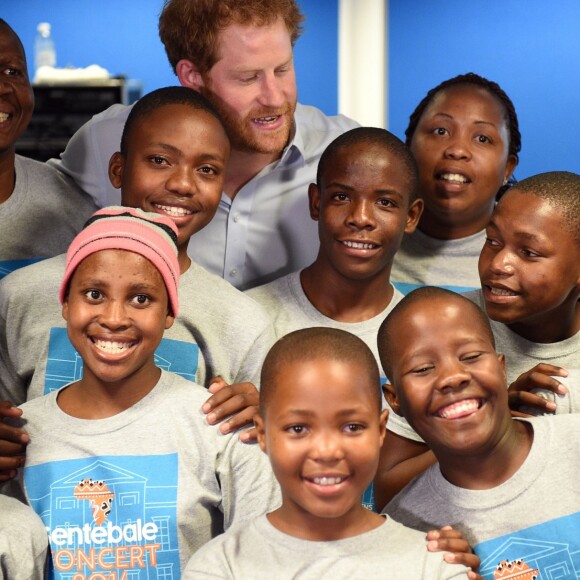 Le prince Harry et Joss Stone assistent aux répétitions des enfants du Basotho Youth Choir à Croydon le 27 juin 2016.