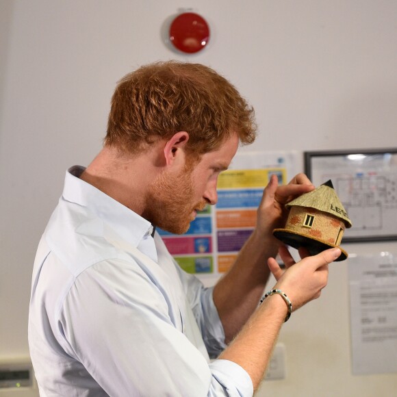 Le prince Harry et Joss Stone assistent aux répétitions des enfants du Basotho Youth Choir à Croydon le 27 juin 2016.
