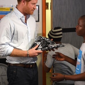 Le prince Harry et Joss Stone assistent aux répétitions des enfants du Basotho Youth Choir à Croydon le 27 juin 2016.