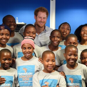 Le prince Harry et Joss Stone assistent aux répétitions des enfants du Basotho Youth Choir à Croydon le 27 juin 2016.