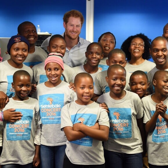 Le prince Harry et Joss Stone assistent aux répétitions des enfants du Basotho Youth Choir à Croydon le 27 juin 2016.