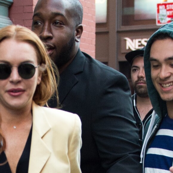 Lindsay Lohan porte toujours sa bague qui alimente les rumeurs de fiancailles avec son compagnon Egor Tarabasov à New York le 13 avril 2016