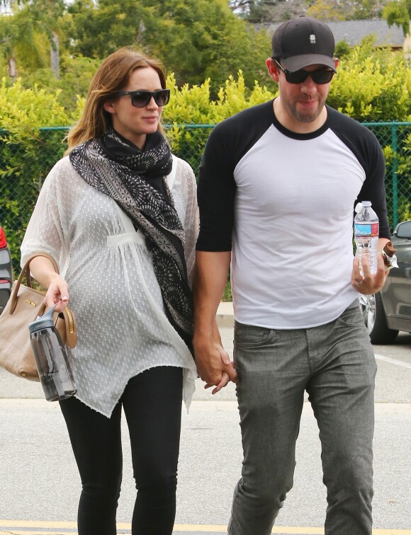 Emily Blunt très enceinte et son mari John Krasinski se promènent dans les rues de Los Angeles, le 25 mai 2016