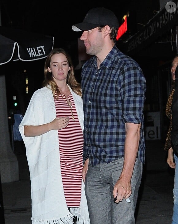 Emily Blunt, enceinte, et son mari John Krasinski sortent dîner à Studio City le 24 mai 2016.