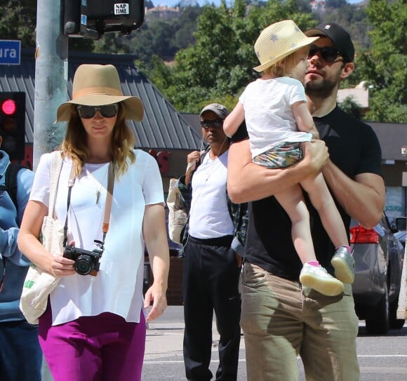 Emily Blunt enceinte passe la journée avec son mari John Krasinski et sa fille Hazel Krasinski au weekly farmers market à Studio City, le 22 mai 2016