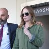 Emily Blunt avec son mari John Krasinski et leur fille Hazel arrivent à l'aéroport Lax de Los Angeles le 6 mai 2016.