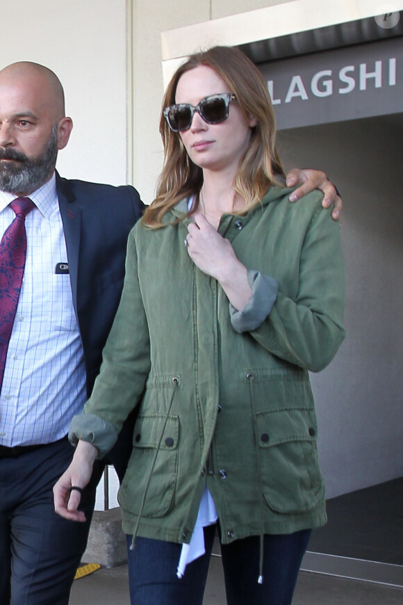 Emily Blunt avec son mari John Krasinski et leur fille Hazel arrivent à l'aéroport Lax de Los Angeles le 6 mai 2016.