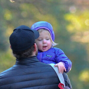 Emily Blunt enceinte sur le tournage du film "The Girl On The Train" à New York, le 2 février 2016. Son mari John Krasinski et leur fille Hazel sont venus lui rendre visite sur le tournage!