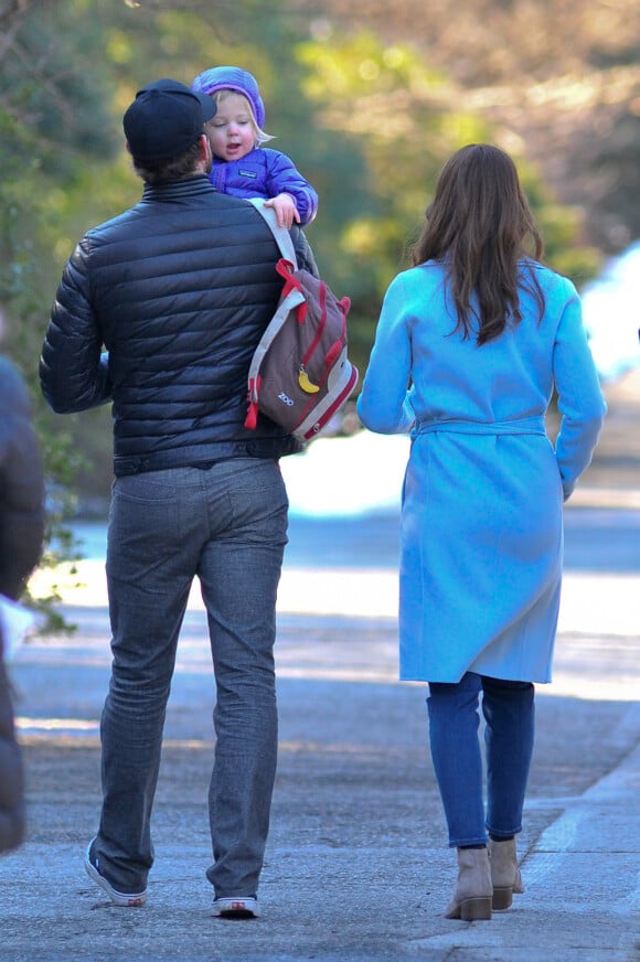 Emily Blunt enceinte sur le tournage du film "The Girl On The Train" à New York, le 2 février 2016. Son mari John Krasinski et leur fille Hazel sont venus lui rendre visite sur le tournage!