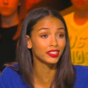 Flora Coquerel et la blague coquine de Dominique Grimault dans "Touche pas à mon sport" sur D8, le 4 juillet 2016.