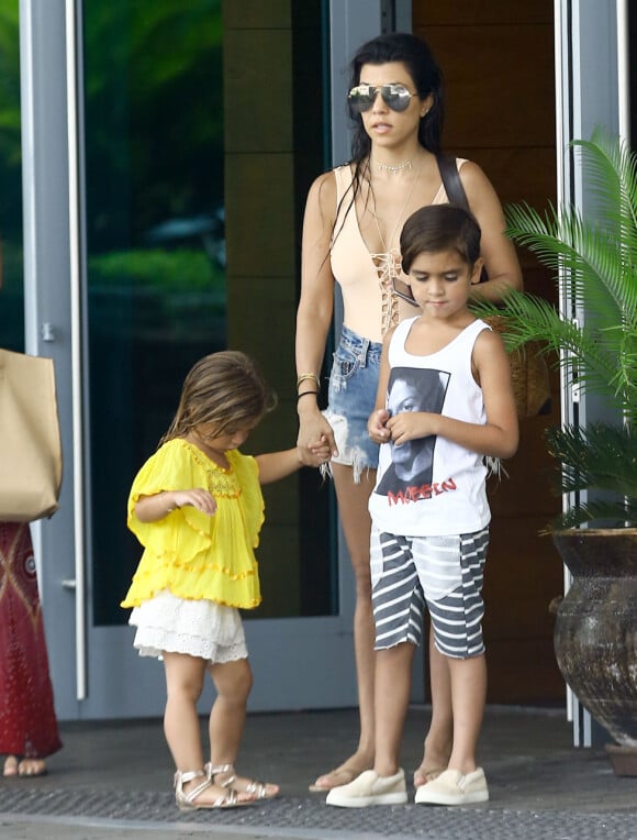 Kourtney Kardashian fait un tour de bateau avec ses enfants Mason et Penelope à Miami. Son ami de toujours Jonathan Cheban est de la partie! Le 3 juillet 2016