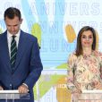 La reine Letizia et son époux le roi Felipe d'Espagne remettent les prix Iberdrola à Madrid le 5 juillet 2016.
