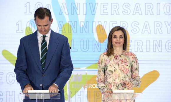 La reine Letizia et son époux le roi Felipe d'Espagne remettent les prix Iberdrola à Madrid le 5 juillet 2016.