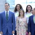La reine Letizia et son mari le roi Felipe d'Espagne remettent les prix Iberdrola à Madrid le 5 juillet 2016.