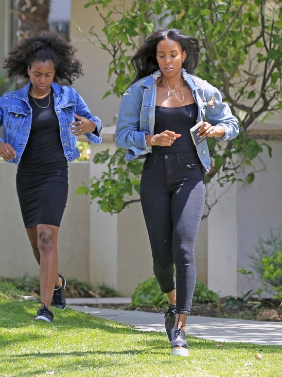 Exclusif - Kelly Rowland court un passeport à la main et monte dans une limousine West Hollywood, le 1er juillet 2016