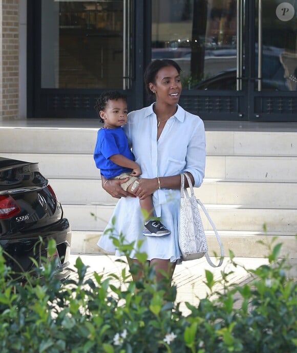 Exclusif - Kelly Rowland fait du shopping avec son fils Titan Jewell Witherspoon à Barneys New York à Beverly Hills, le 27 juin 2016