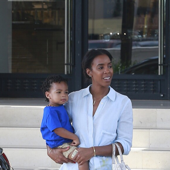 Exclusif - Kelly Rowland fait du shopping avec son fils Titan Jewell Witherspoon à Barneys New York à Beverly Hills, le 27 juin 2016