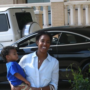 Exclusif - Kelly Rowland fait du shopping avec son fils Titan Jewell Witherspoon à Barneys New York à Beverly Hills, le 27 juin 2016