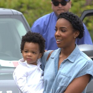 Kelly Rowland et son fils Titan Witherspoon à la journée Safe Kids Day aux studios Smashbox à Culver City, le 22 avril 2016