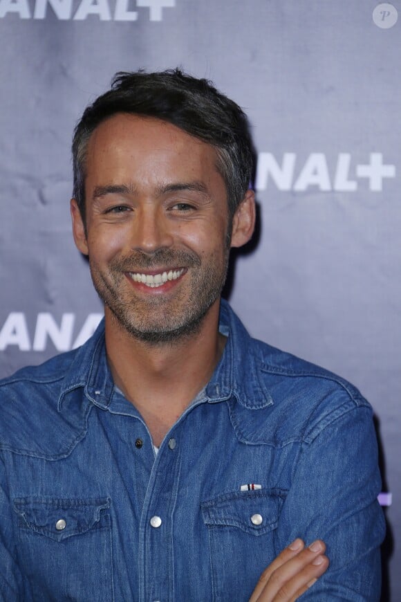 En France, à Paris, Yann Barthès lors de la conférence de presse de rentrée 2013-2014 de Canal+ à l'Electric Club le 28 août 2013.