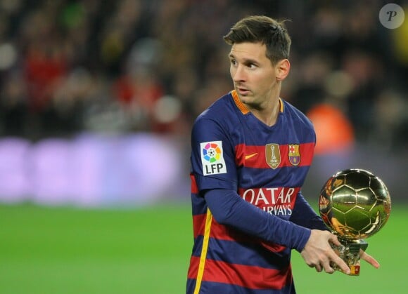 Lionel Messi présente son Ballon d'Or au Camp Nou à Barcelone devant ses coéquipiers le 17 janvier 2016.